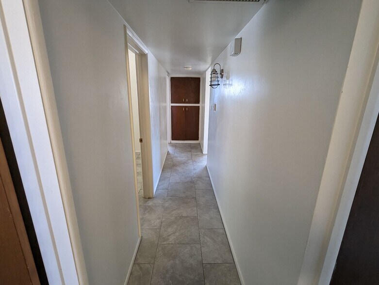 Building Photo - 832 W 16th St