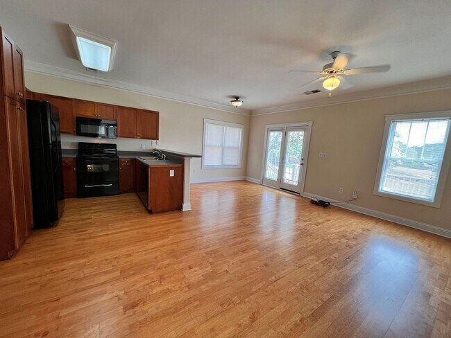 Building Photo - 4 Bedroom House in The Retreat  1/2 OFF SE...