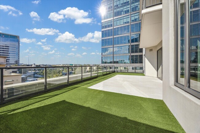 Building Photo - 9757 Katy Fwy