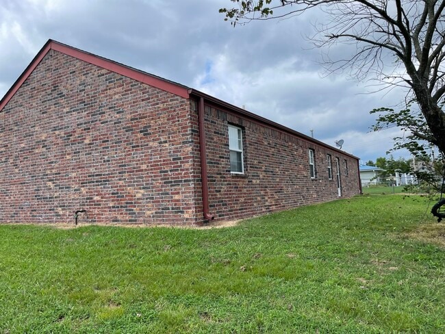 Building Photo - 1122 Oak Ln