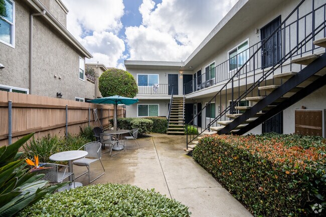 Lushly Landscaped Courtyard - 1215 Hornblend St