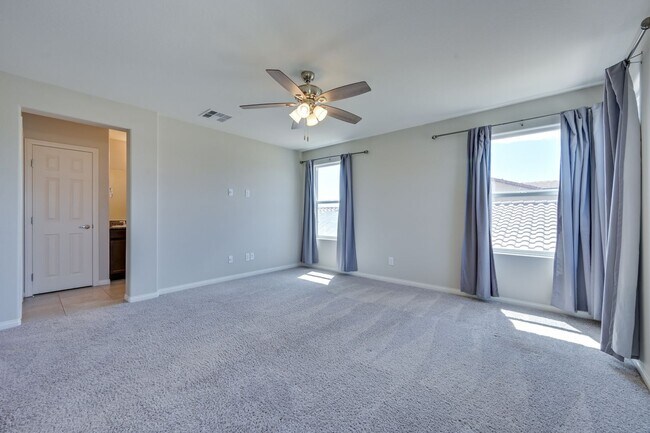 Building Photo - NW!! Solar!!  Gated!!  Bed and bath downst...