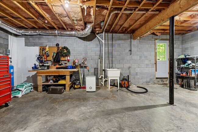 Building Photo - Five Bedroom Home