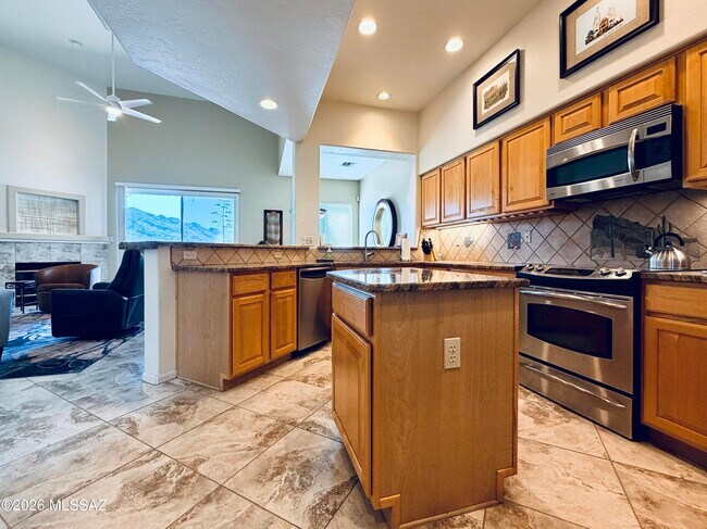 Building Photo - 1465 W Bridalveil Pl