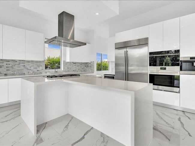 Building Photo - 16644 Botaniko Dr S