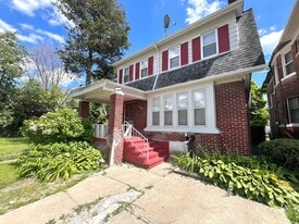 Building Photo - 2047 Seward St