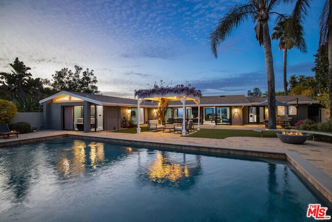 Building Photo - 8400 Mulholland Dr