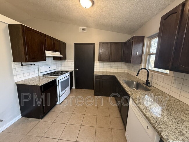 Building Photo - 316 W Austin St