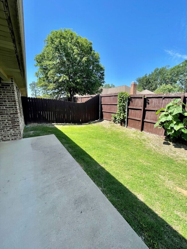 Building Photo - Beautiful 3-bed/2-bath with garage!