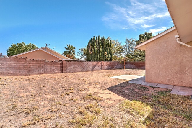 Building Photo - 3 Bedroom 2 bathroom home located near the...