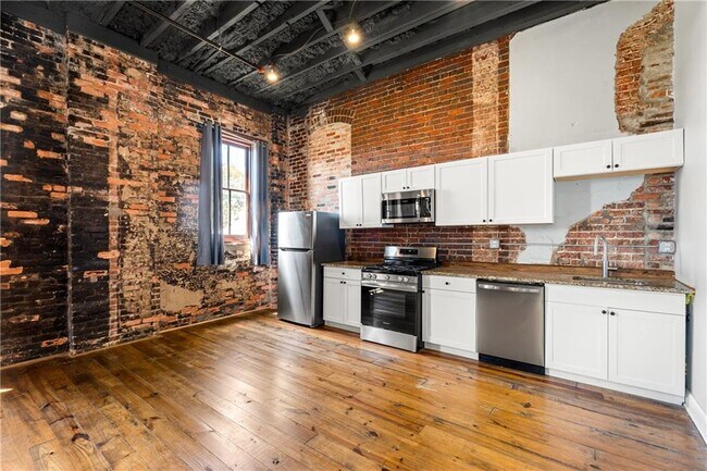 Building Photo - 558 St Francis St