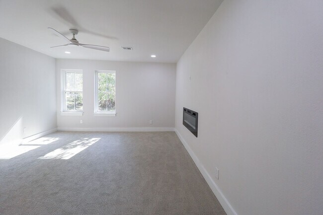 Building Photo - 4 Bed | 3 Bath on Keystone Lake!