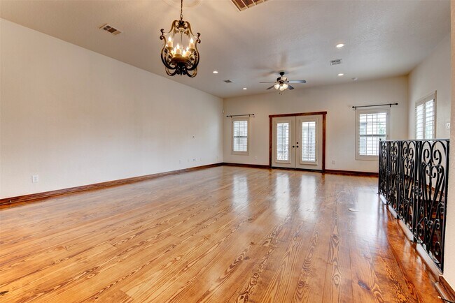 Building Photo - 1426 W 21st St