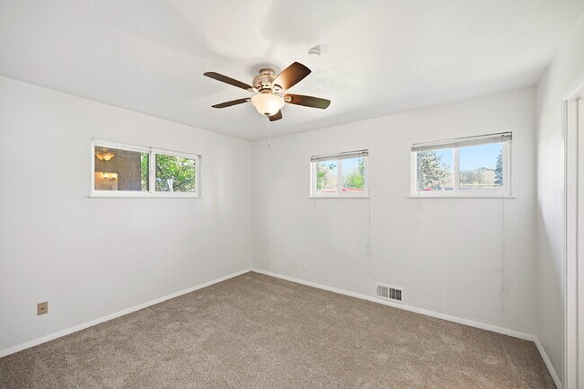 Building Photo - $2,640.95- 4 Bed, 2 Bath Home in Denver with Patio Space and In Unit Laundry!