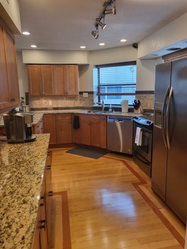 Kitchen - 888 Davis Rd