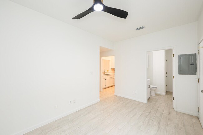 Building Photo - 1000 Ranchway Dr