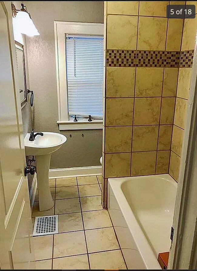 Building Photo - 3 Bed 2 Bath ready to rent!