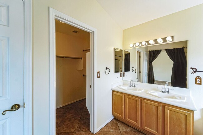 Building Photo - Spacious 4BR House in Tucson