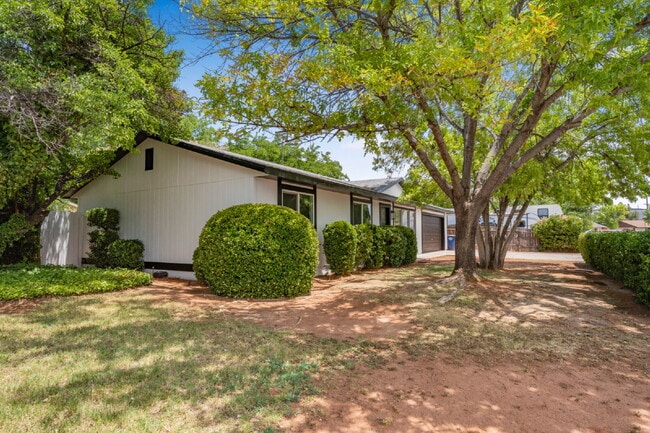 Building Photo - "Charming Newly Remodeled 4-Bed Oasis Touc...