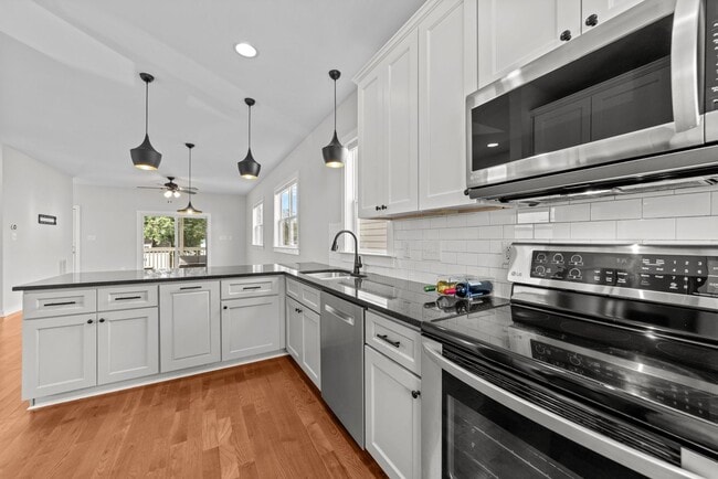 Building Photo - Modern 3 Bedroom home inside Downtown Raleigh, Fenced-in Backyard, Updated Kitchen, Pet Friendly!