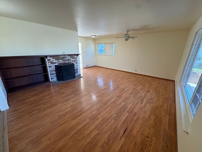 Building Photo - 708 E Cook St