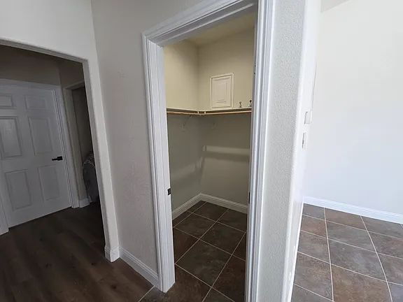 Building Photo - Cozy, comfortable and large living space for a family
