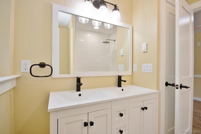 Building Photo - 162 Rockland Rd