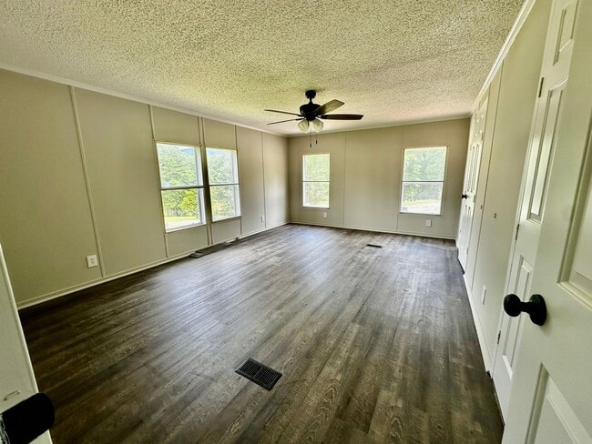 Building Photo - 15 Bonanza Ln