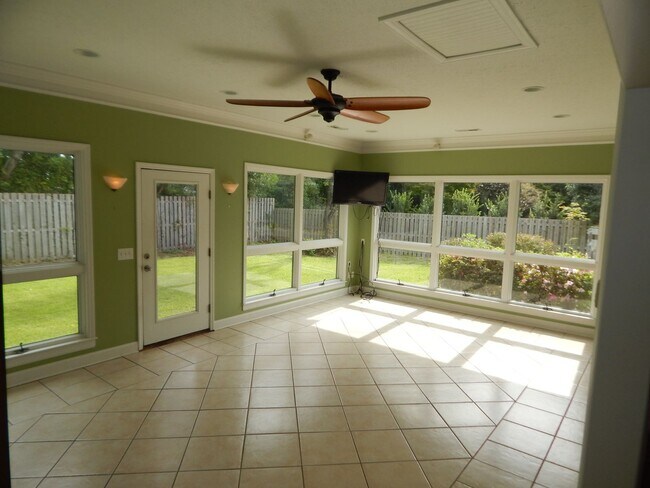 Building Photo - Spacious home in Pine Valley.