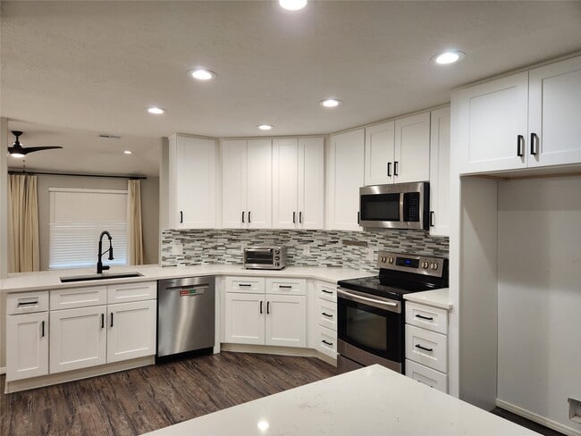 Building Photo - 8327 Bird Run Dr