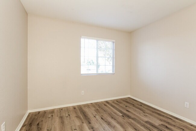 Building Photo - 9147 N 73rd Ln