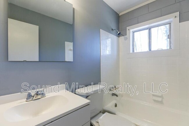 Building Photo - 717 Woodland Rd