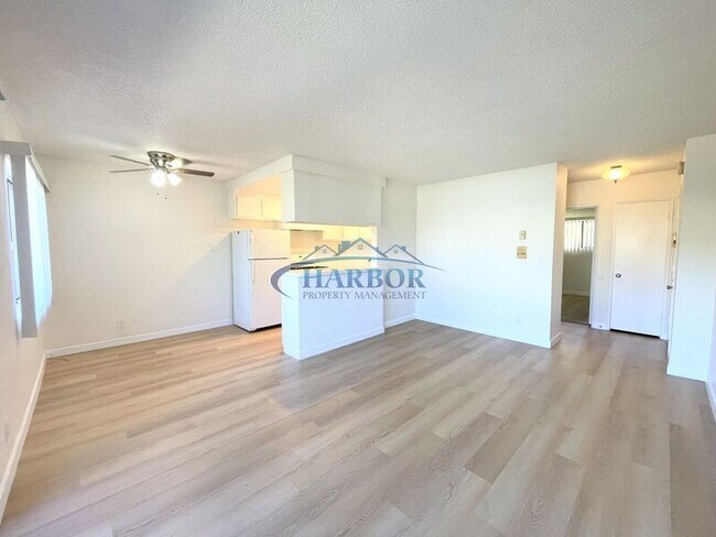 Building Photo - 949 W 26th St