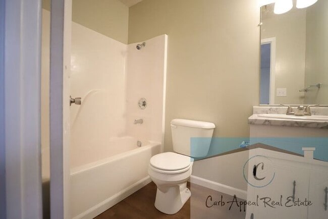 Building Photo - Utilities included plus cable and internet!! Newly renovated 1 bed/1 bath apt - HUD accepted!!