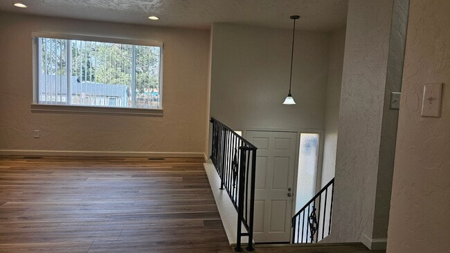 Building Photo - 4 Bedroom Bench Home Fully Remodeled