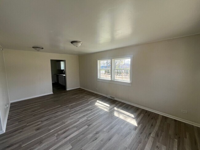 Building Photo - Fully Remodeled 2 Bedroom 1.5 Bathroom House in Moline