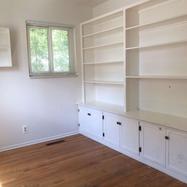 Building Photo - 1033 Cypress Dr