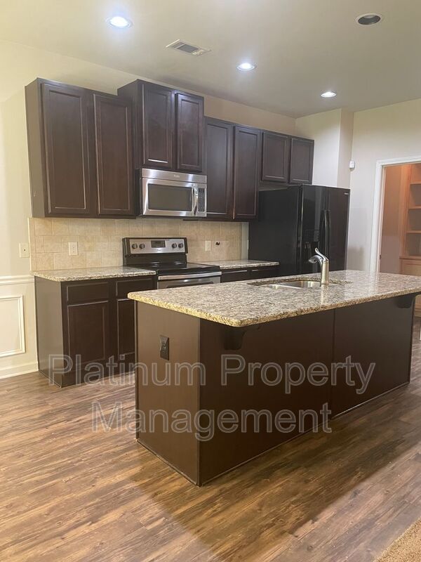 Building Photo - 7350 Silk Tree Pointe