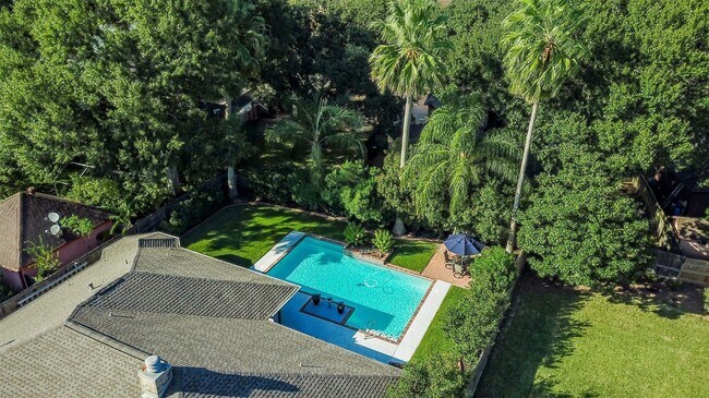 Building Photo - 827 Millpond Dr