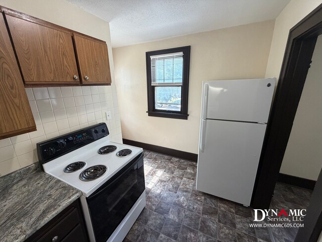 Building Photo - Upper Level 2 Bedroom, 1 Bathroom Duplex - Tenant Pays ALL Utilities