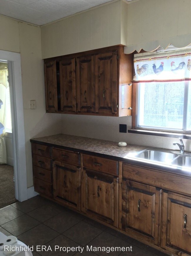 Building Photo - 3 br, 1 bath House - 131 North State Street