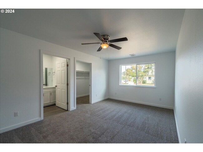 Building Photo - 2166