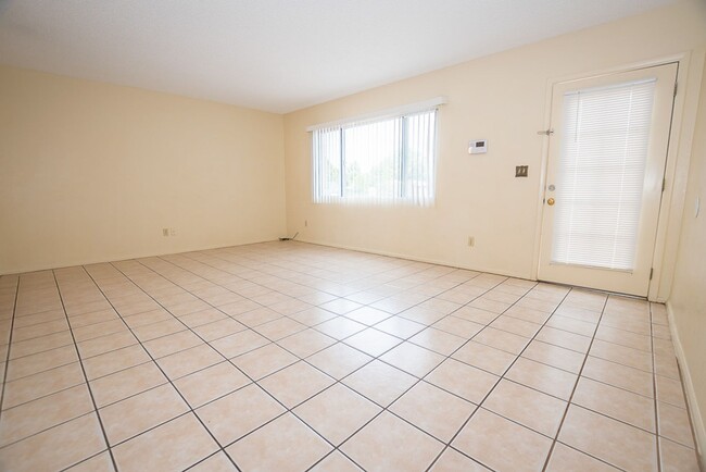 Building Photo - Spacious 3 Bedroom, 2 Bath Home with Updat...