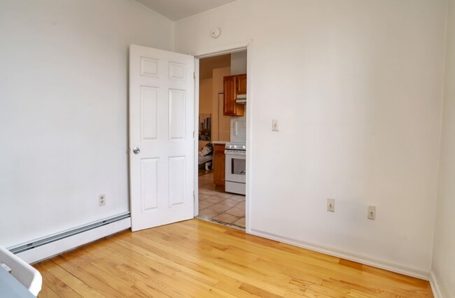 Building Photo - 206 4th St
