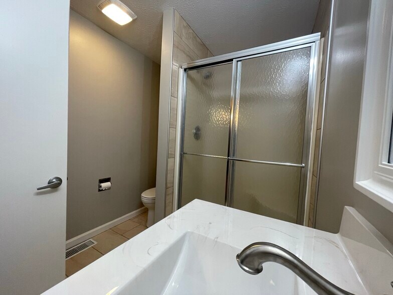 Building Photo - 8733 Hanover Dr