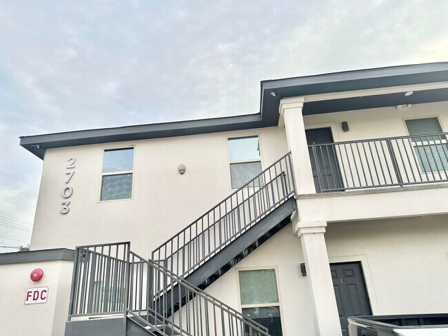 Building Photo - 2705 Mauricio St