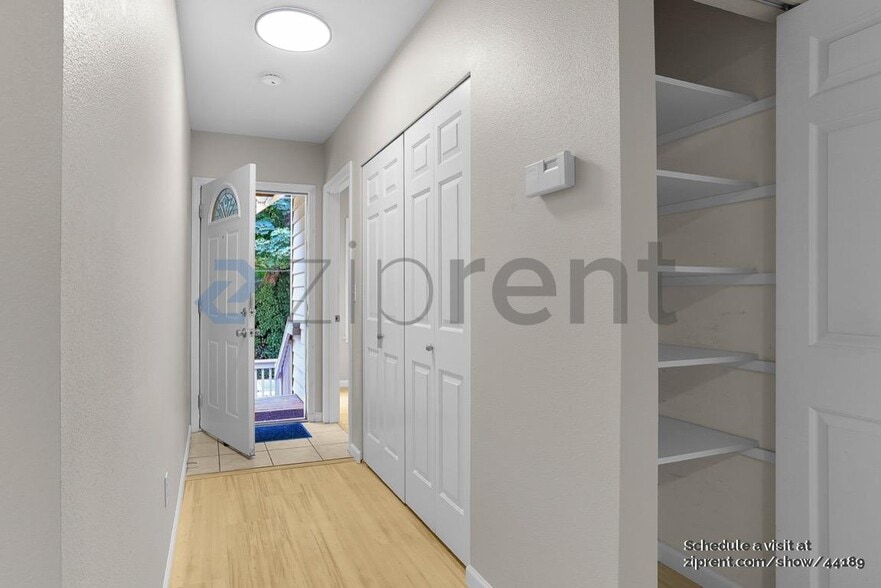 Building Photo - 627 W Mercer Pl