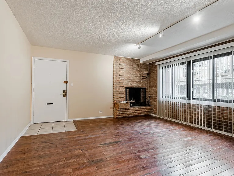 Building Photo - 713 W Diversey Pkwy