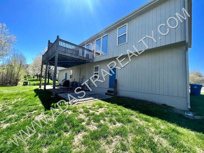 Building Photo - Gorgeous Modern Shawnee Townhome!! So much...