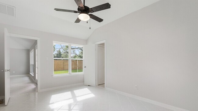 Building Photo - 4007 Green Crest Dr